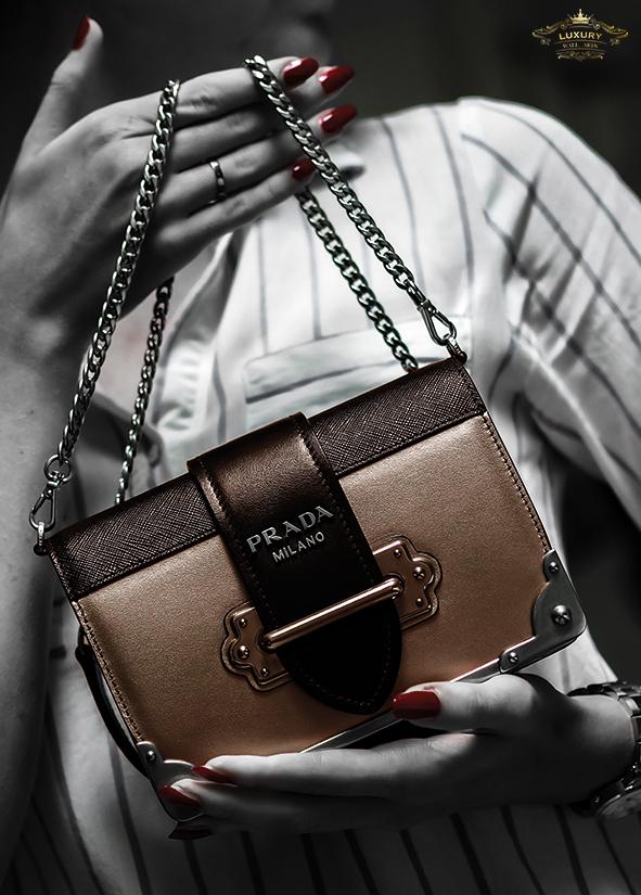 Prada Elegant Posters Prenten En Visuele Kunstwerken